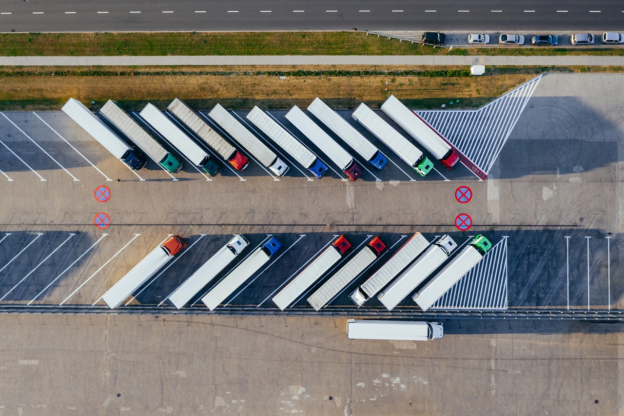 camions sur un parking avec marquage au sol